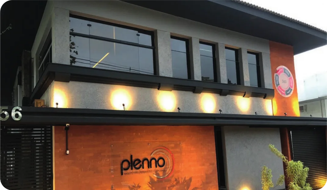 Entrada de la sede, con el letrero plenno iluminado