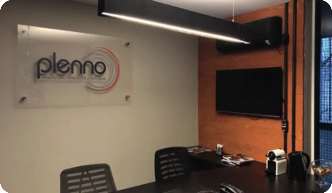 Sala de reuniones con el logotipo de plenno